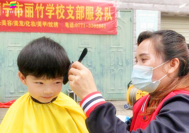 南寧麗竹學校公益理發(fā)，爭當群眾身邊的“活雷鋒”