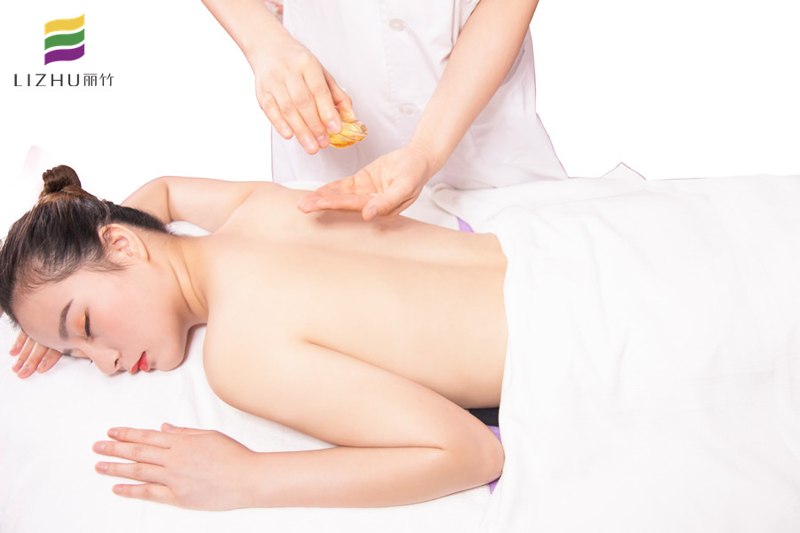 精油開(kāi)背的好處，到廣西專(zhuān)業(yè)美容學(xué)校去學(xué)習(xí)