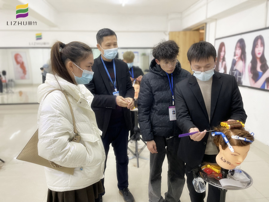  南寧教燙發(fā)：燙發(fā)時如何判斷發(fā)質(zhì)狀況？