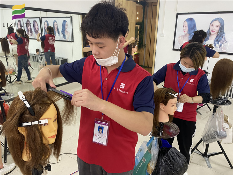 直板夾怎么用？廣西美發(fā)課堂學(xué)員為你講解