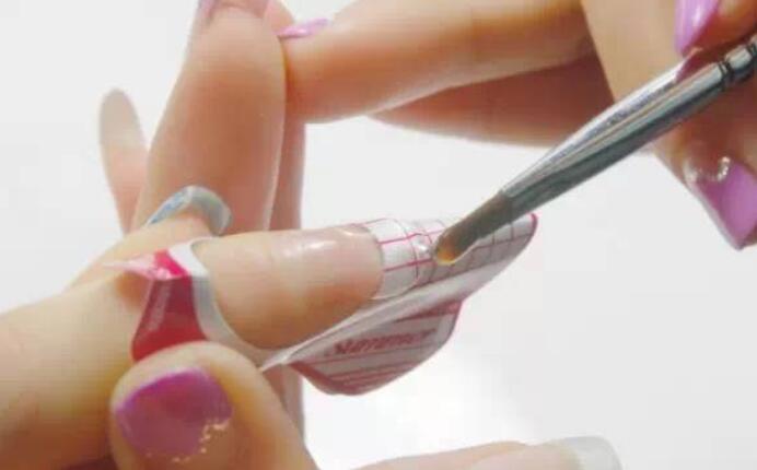 美甲延長膠怎么卸？南寧美甲理論知識必學課程