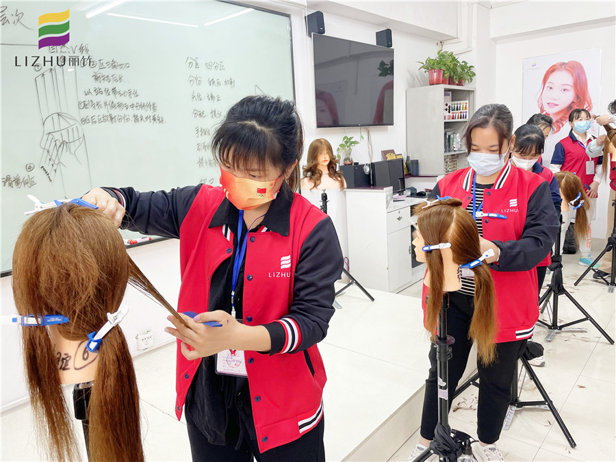 “自然V線”修剪，廣西美發(fā)學(xué)校十大名校課程