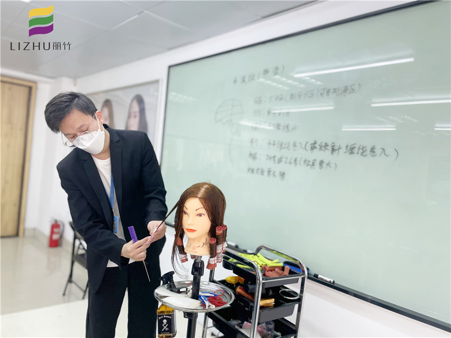 水波紋燙發(fā)實操，南寧美發(fā)職業(yè)培訓