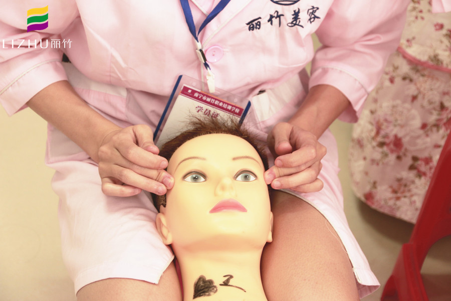為什么學美容要練習假頭模？廣西認可的美容學校告訴你