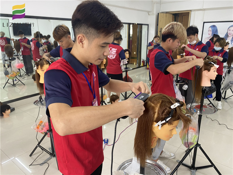 直板夾的使用教程，廣西學(xué)燙發(fā)技術(shù)的學(xué)校知識分享