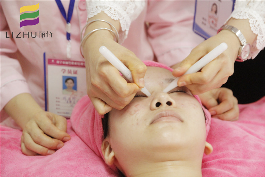 眼部撥筋的好處和壞處，學美容的正規(guī)學校推薦