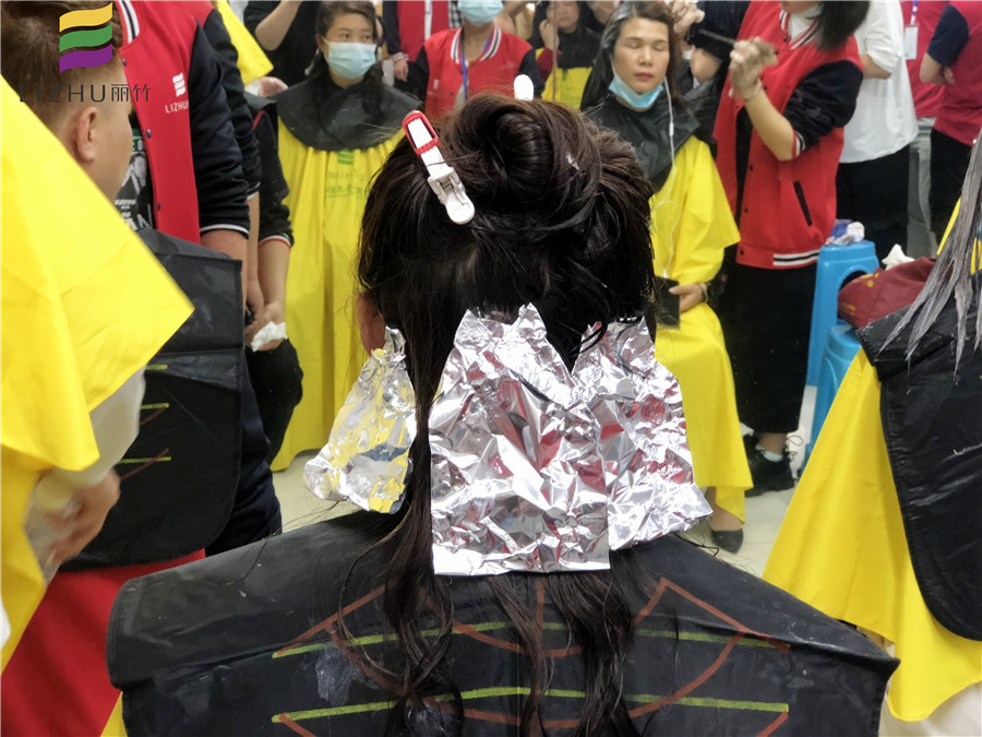 錫紙燙發(fā)能保持多久？南寧燙染一對一教學給你專業(yè)技術