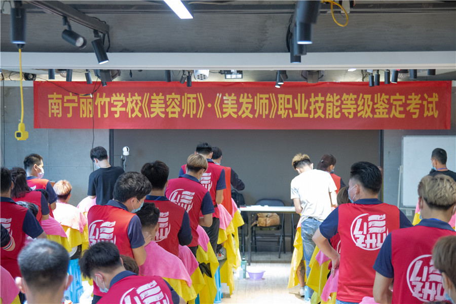 考職業(yè)資格證的學(xué)校推薦：麗竹學(xué)?？甲C班