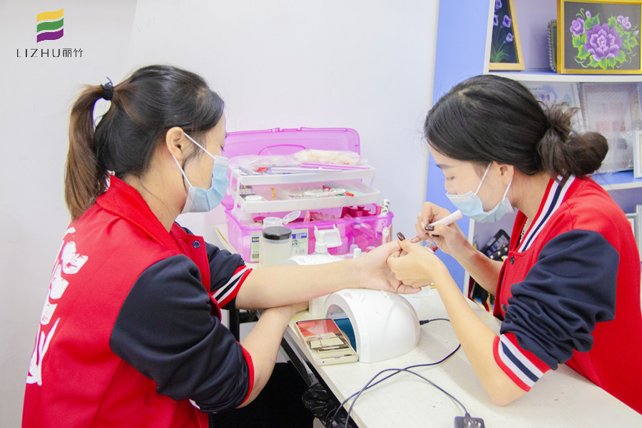 南寧學(xué)美甲基礎(chǔ)：甲油膠卸除方法