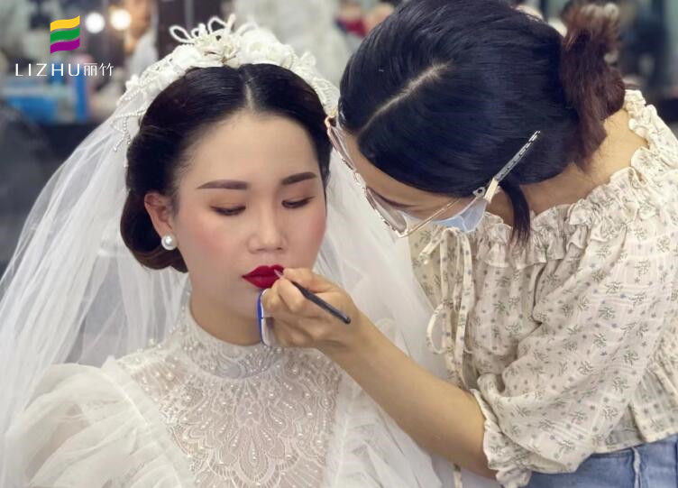 輕復(fù)古新娘造型 ，優(yōu)雅就是如此簡單