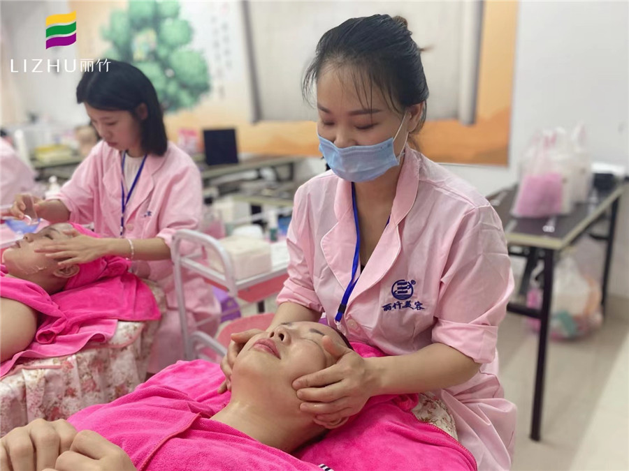 面部皮膚護理要學(xué)什么？廣西美容學(xué)校十大名校為你介紹