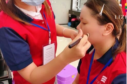 粉底刷海綿的區(qū)別，廣西化妝基礎(chǔ)教學(xué)