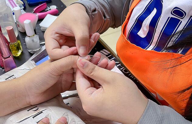 廣西哪里教美甲基礎(chǔ)？全貼甲片怎么貼？