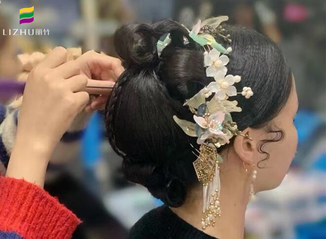 廣西化妝學(xué)校新娘編發(fā)：秀禾低發(fā)髻盤發(fā)