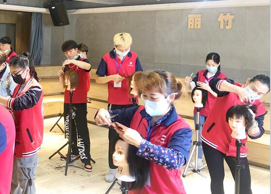 女士剪發(fā)打薄手法，南寧理發(fā)剪發(fā)學(xué)校課程分享