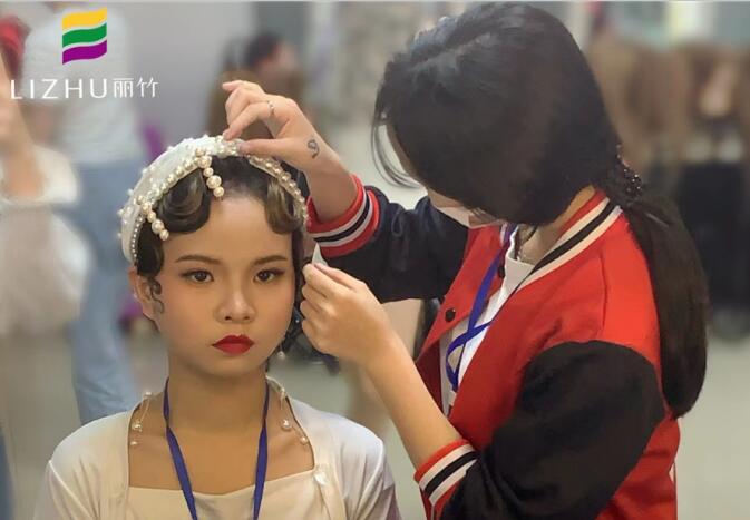 復(fù)古手推波發(fā)型練習(xí)，南寧學(xué)習(xí)盤發(fā)造型課堂實況