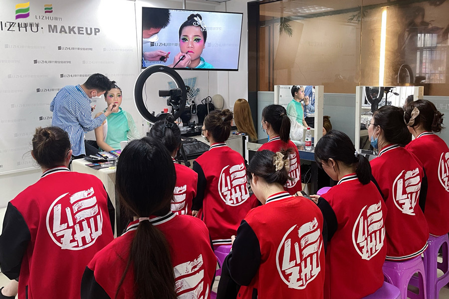 廣西彩妝學(xué)校舞臺(tái)妝欣賞，展現(xiàn)色彩夸張之美