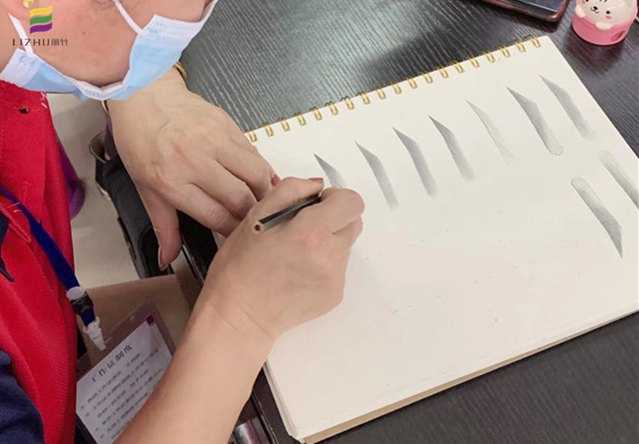 妝紙上快速畫眉技巧，南寧化妝基礎(chǔ)培訓(xùn)班學(xué)員有方法