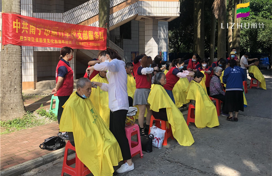 免費(fèi)理發(fā)進(jìn)社區(qū)，廣西美發(fā)培訓(xùn)學(xué)校實(shí)踐活動(dòng)