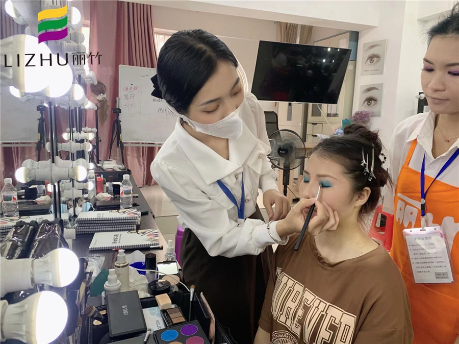 舞臺(tái)妝眼影怎么畫？南寧化妝培訓(xùn)眼妝教程