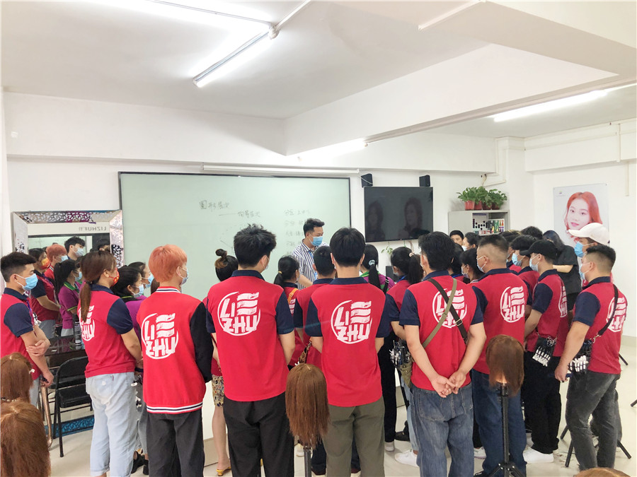 美發(fā)邊緣修剪常用步驟，南寧專業(yè)正規(guī)美發(fā)學(xué)校授課