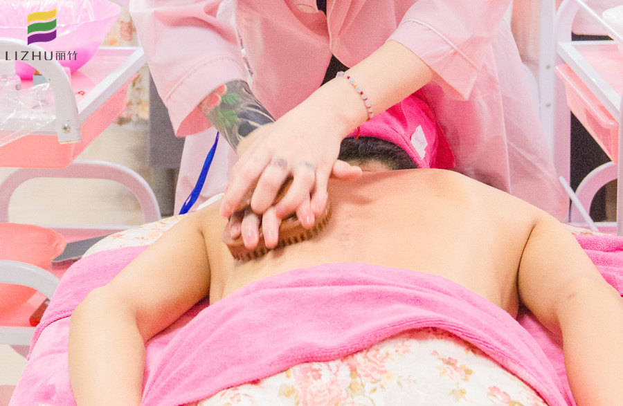 按摩刷刷背的好處，廣西美容按摩培訓(xùn)班課程