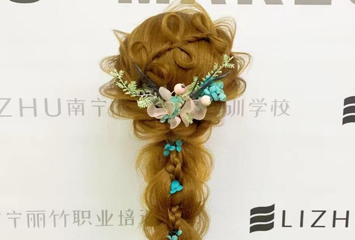 森系編發(fā)造型圖片，南寧編發(fā)培訓(xùn)學(xué)校作品