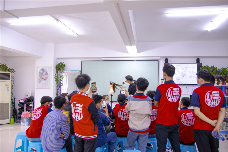 中長發(fā)尾層次修剪，南寧理發(fā)培訓(xùn)學(xué)校演示手法