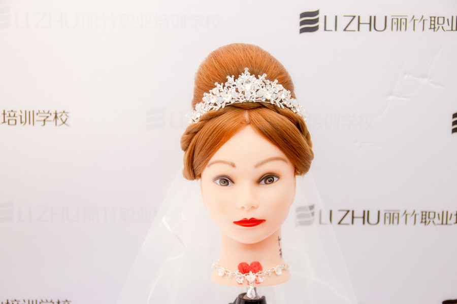 “赫本包”的特點，南寧盤發(fā)培訓(xùn)學(xué)校幫你整理