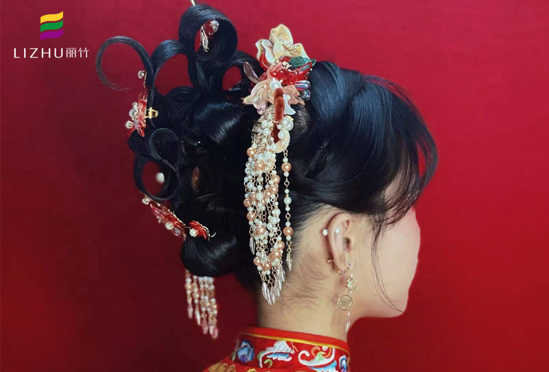 中式秀禾發(fā)型圖片，廣西學(xué)習(xí)化妝盤發(fā)教程