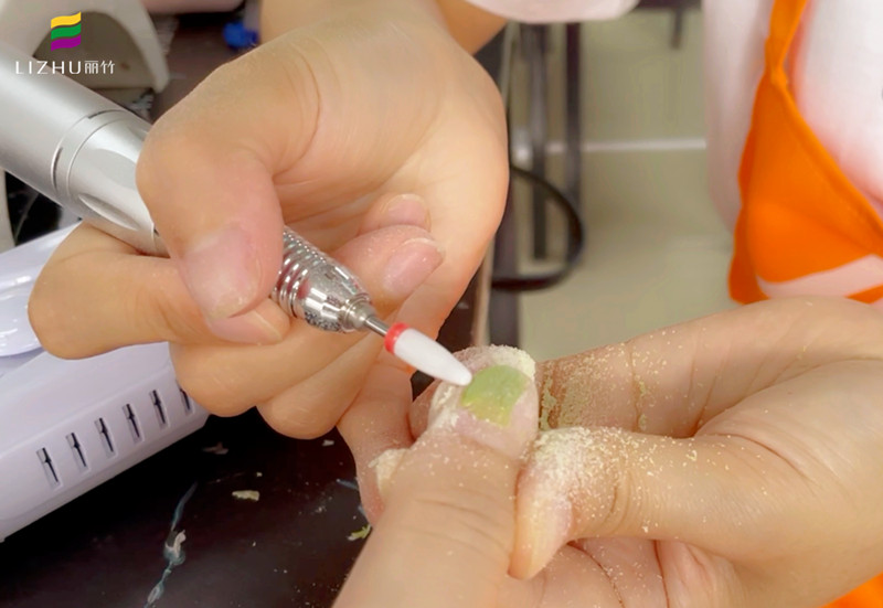 如何使用打磨機和卸甲包？南寧美甲師培訓班教你