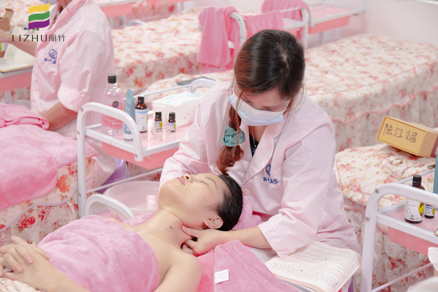 頸部提升美容手法，廣西南寧美容學(xué)校講解課程
