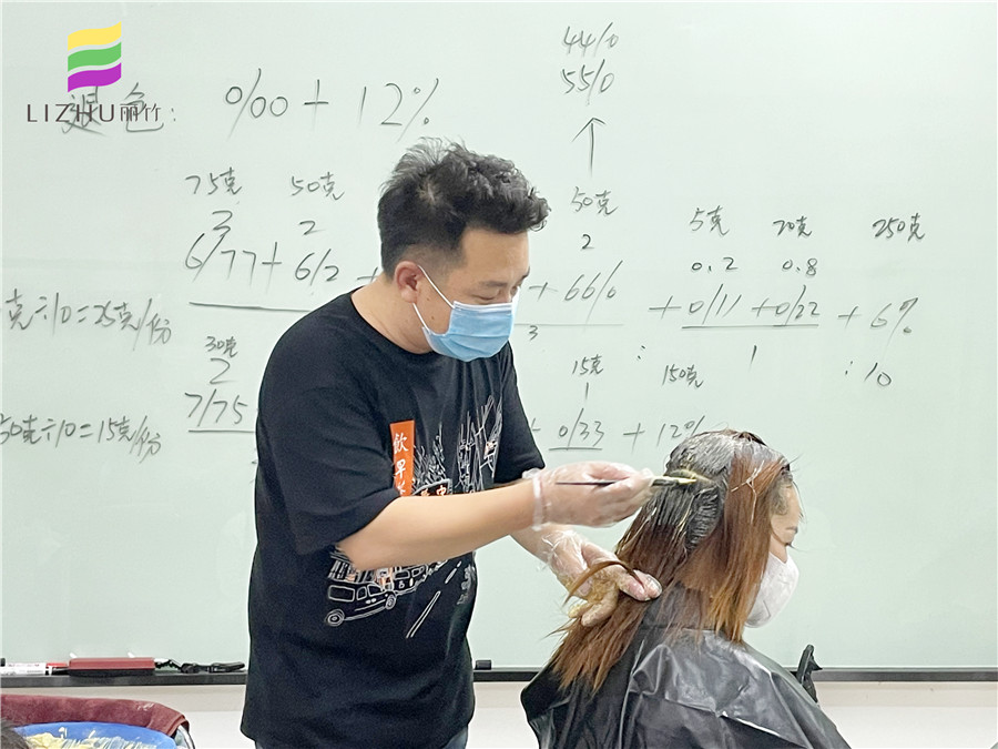 自己染發(fā)的技巧，廣西專(zhuān)業(yè)染發(fā)培訓(xùn)學(xué)校教你