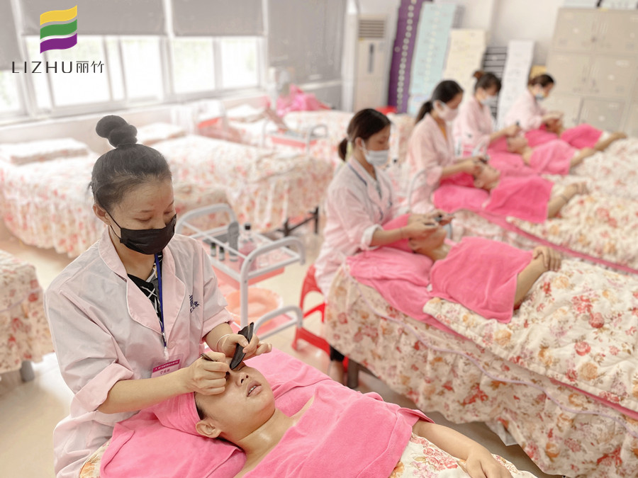 南寧學(xué)專(zhuān)業(yè)美容：眼部刮痧的好處