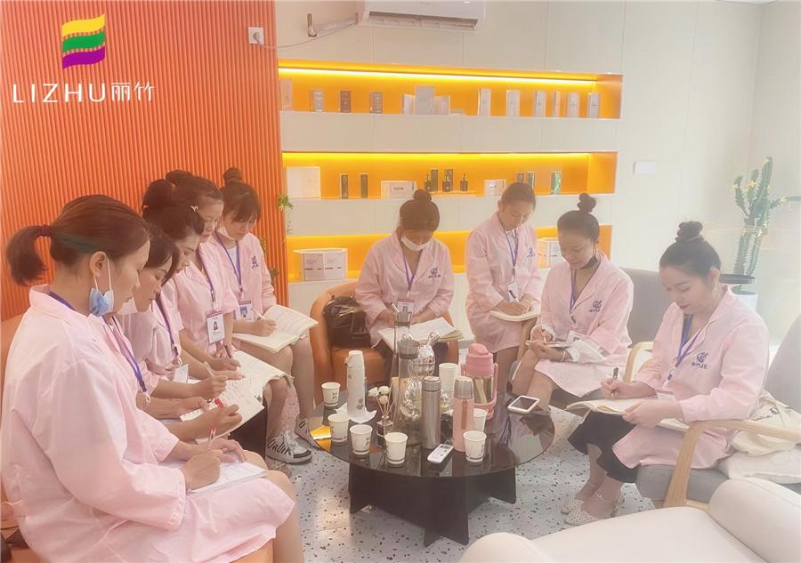 南寧美容學(xué)校畢業(yè)實習(xí) ---麗竹美容畢業(yè)班