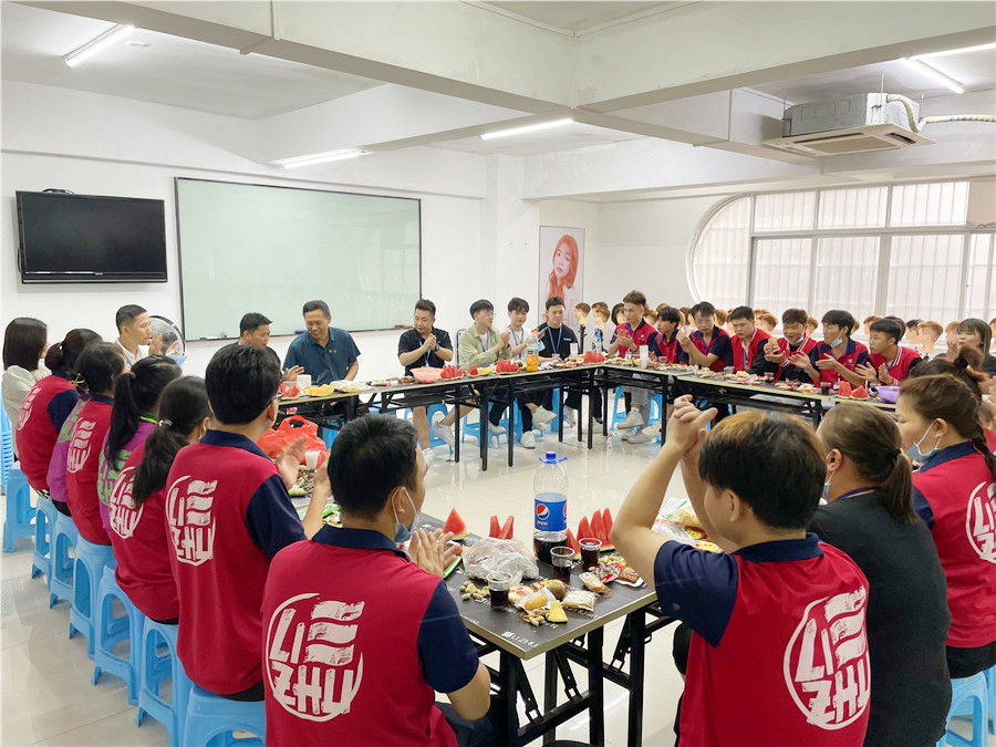 南寧美發(fā)培訓(xùn)學(xué)校畢業(yè)座談會