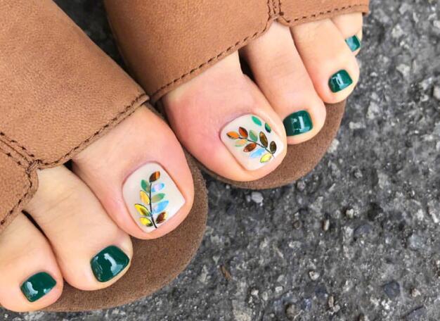 夏日腳部美甲圖片，廣西培訓(xùn)美甲的學(xué)校分享