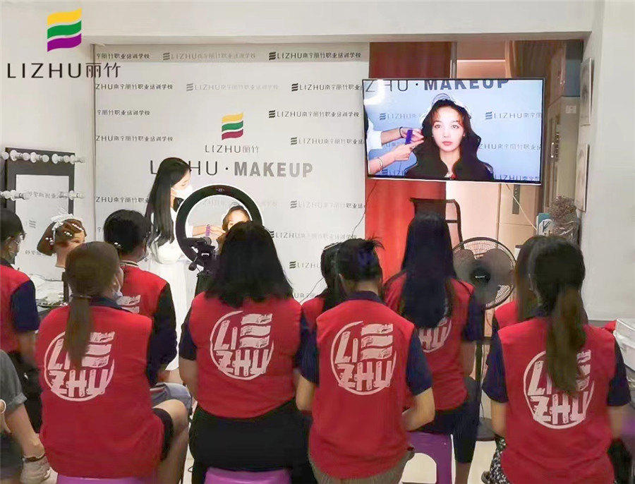 韓式披發(fā)造型，南寧時尚彩妝培訓班課堂分享