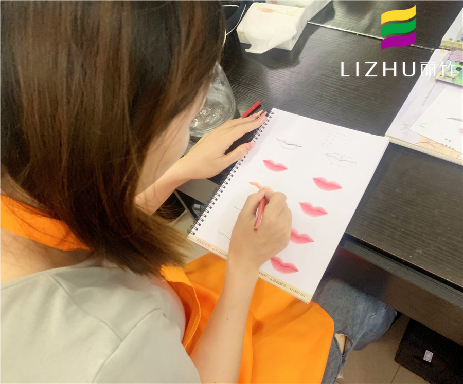 南寧化妝技術培訓班：化妝紙上畫唇