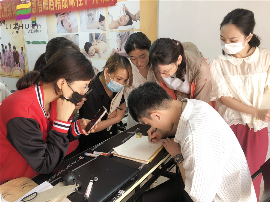 廣西紋繡培訓(xùn)學(xué)校課程開班實(shí)況分享