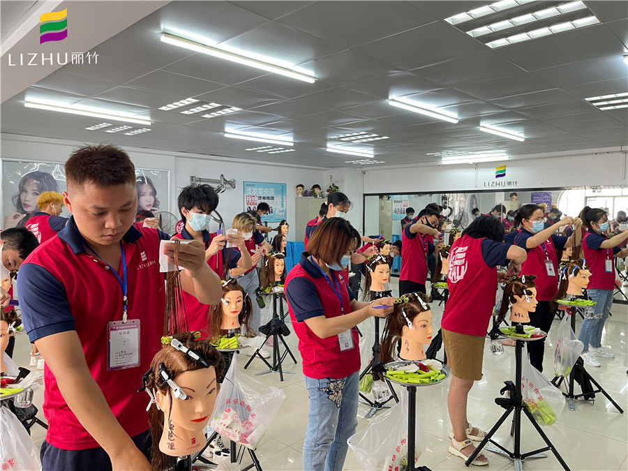 標(biāo)準(zhǔn)杠考核，南寧美發(fā)技師班現(xiàn)場(chǎng)實(shí)況