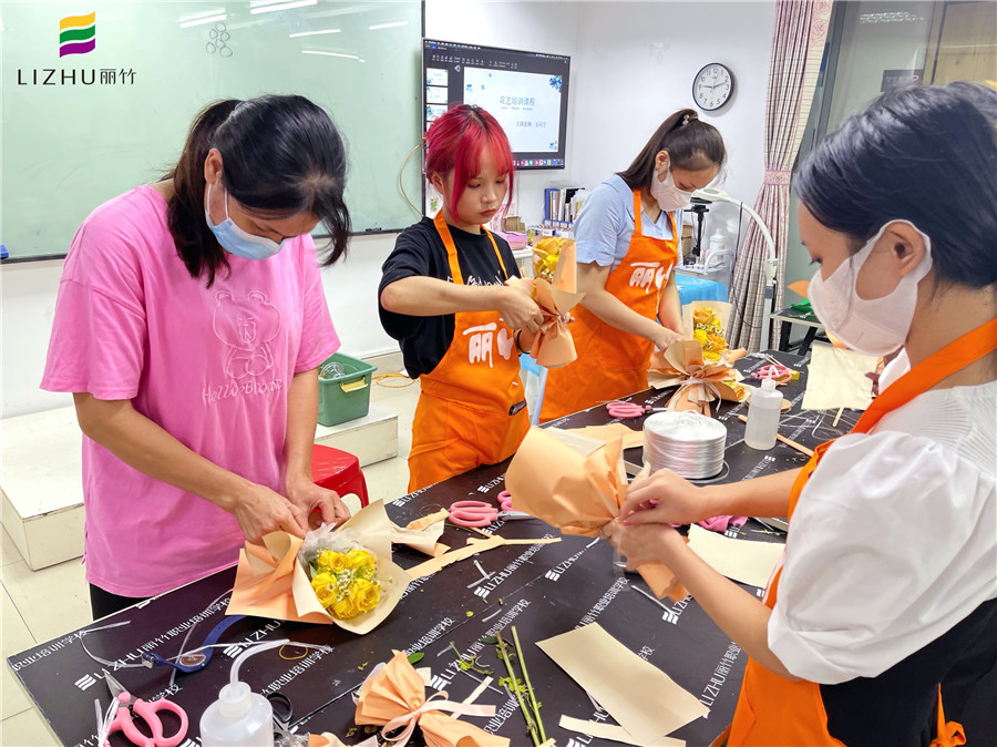 櫥窗禮盒&MINI花束，南寧花藝師培訓(xùn)學(xué)校作品