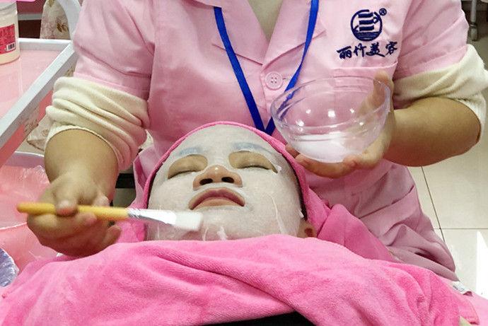 夏日敷水膜的次數(shù)越多越好嗎？南寧美容學(xué)校老師這么說(shuō)