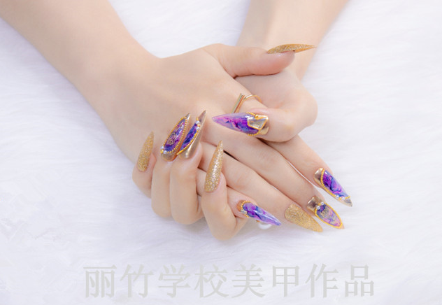 尖形甲怎么做才好看？南寧美甲專業(yè)學(xué)校做分析