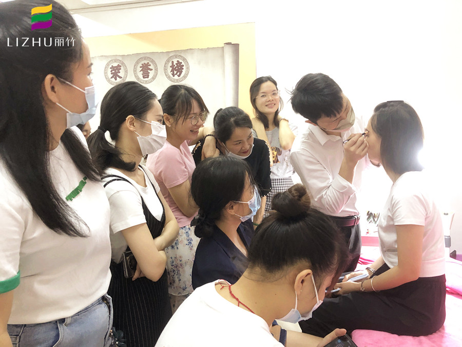 紋眉后怎么修眉才好看？南寧眉眼唇培訓(xùn)學(xué)校教你