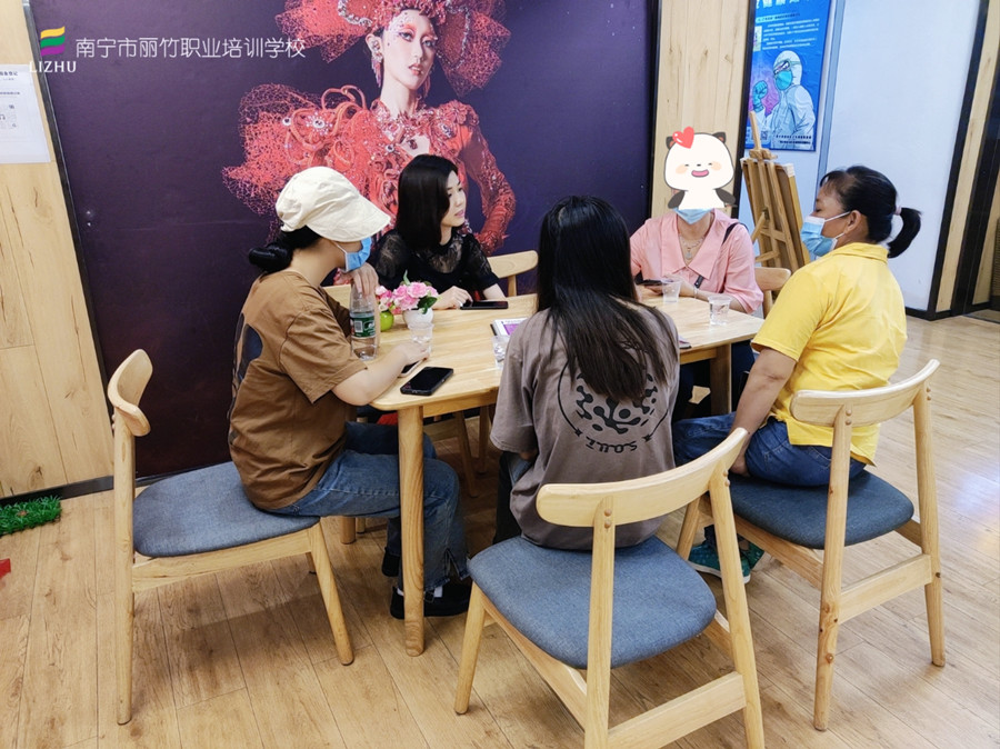 忙！忙！忙！麗竹學(xué)校人氣火爆的招生大廳