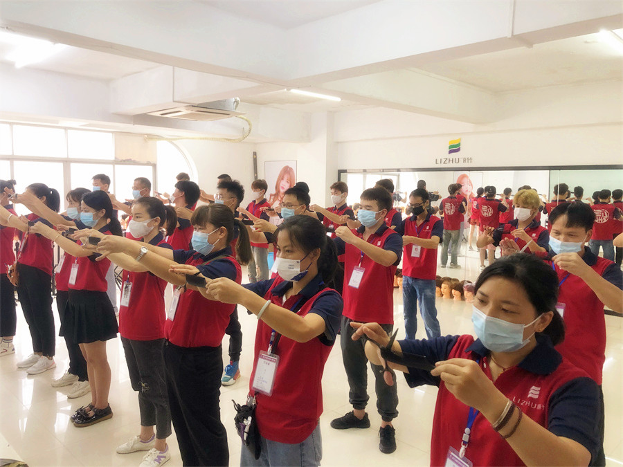 零基礎(chǔ)學(xué)美發(fā)：新手如何練習(xí)用剪刀和梳子？