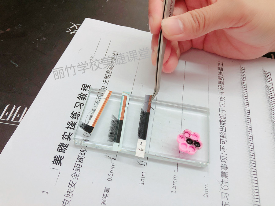 紙上嫁接睫毛，南寧美甲美睫學(xué)校學(xué)員練習(xí)