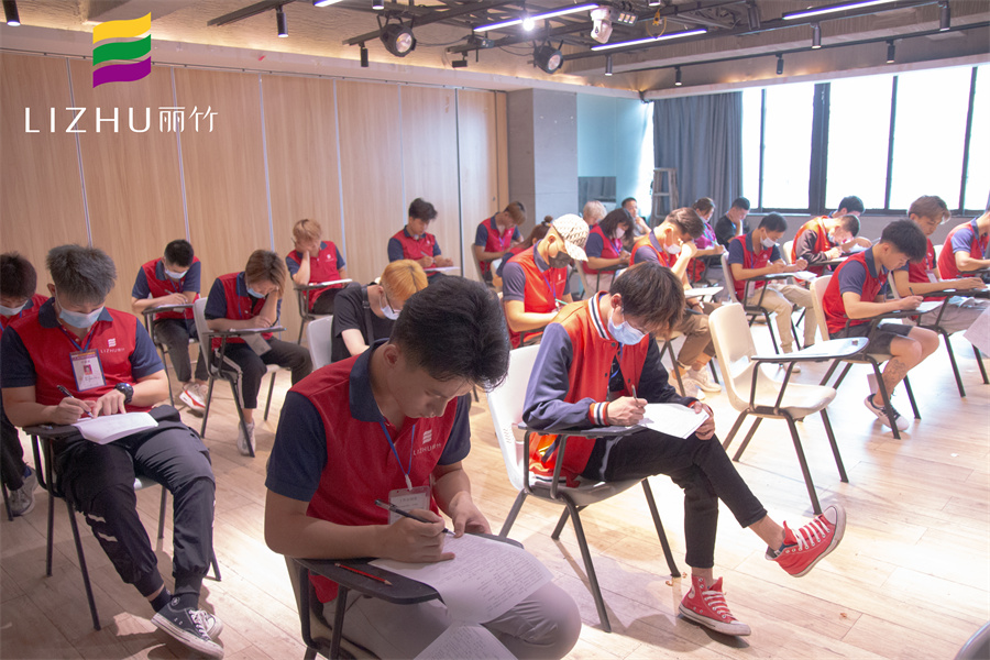 廣西南寧美發(fā)培訓(xùn)學(xué)校理論考核現(xiàn)場(chǎng)