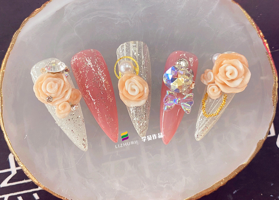 玫瑰雕花美甲作品，告訴你廣西美甲學(xué)校哪家好？